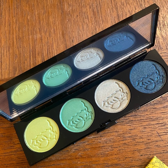 MAC x Simpsons eyeshadow palette & nail stickers - Picture 3 of 3